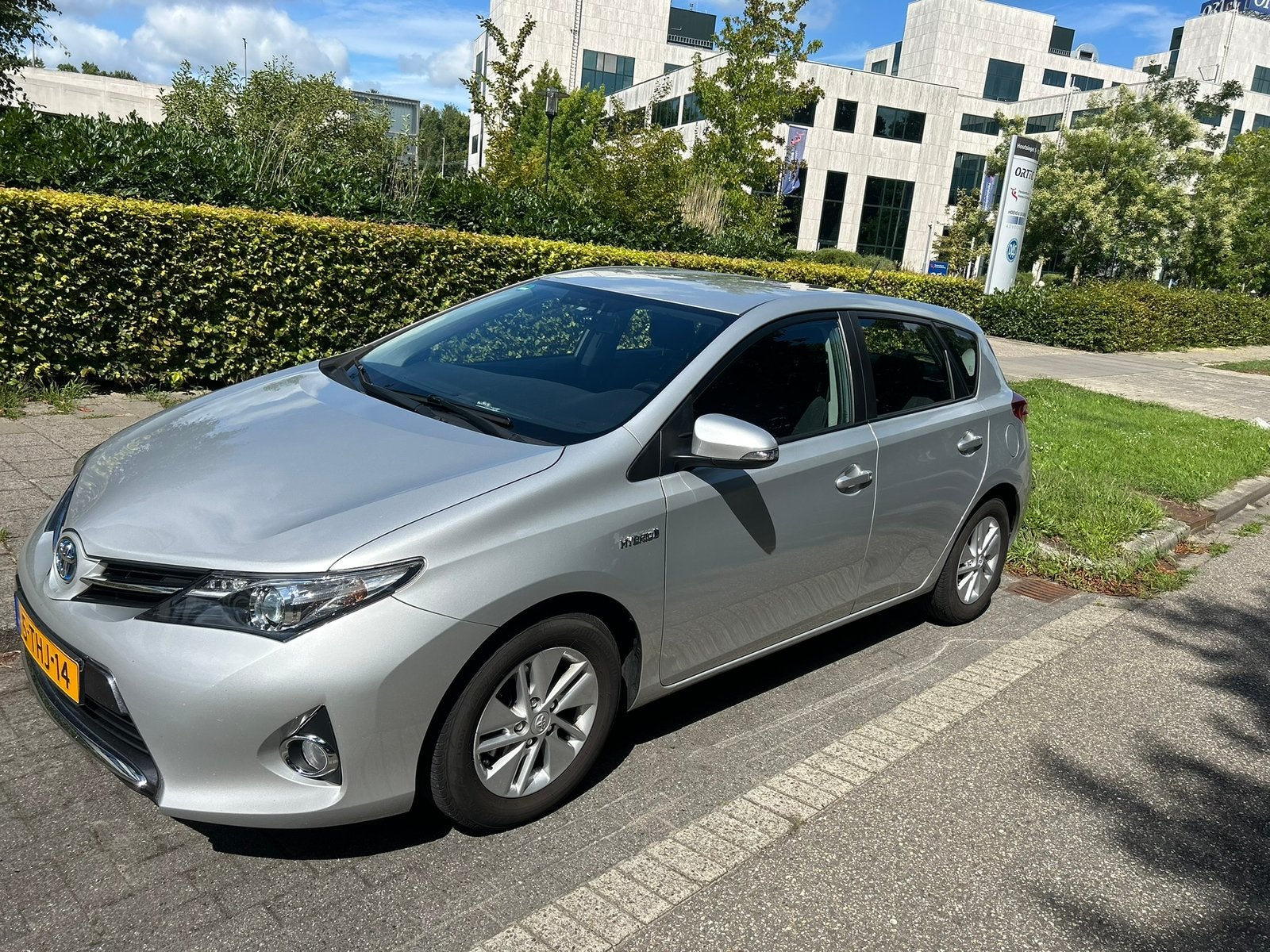 Toyota Auris 1.8 Hybrid 2014, 2e eig NAP, Auto's, Dealer onderhouden, 4 cilinders, Origineel Nederlands, Grijs
