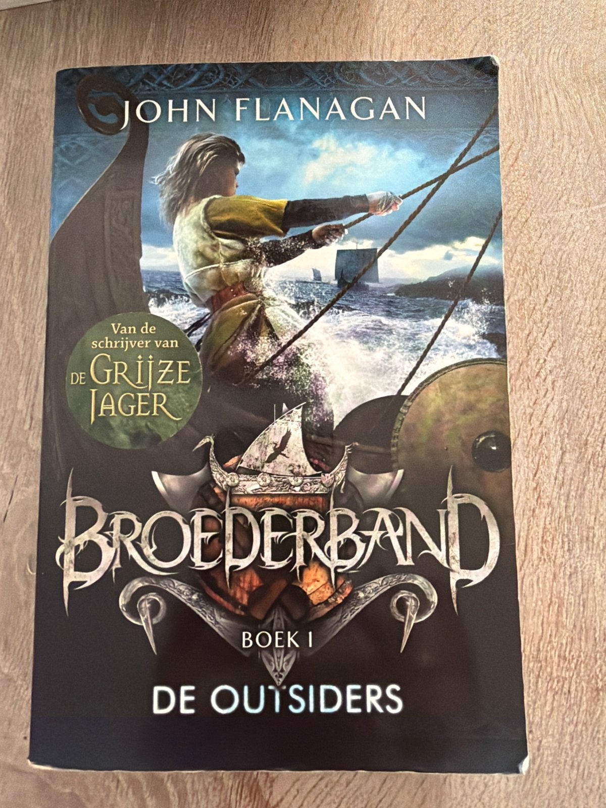Broederband Boek 1: De Outsiders - John Flanagan, Ophalen of Verzenden, Gelezen, Nederland
