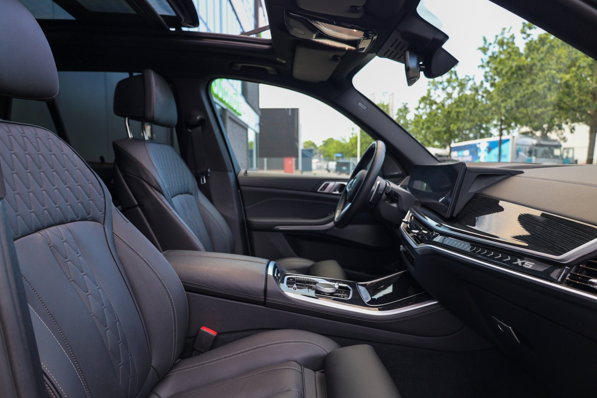 Foto 22 van BMW X5 xDrive50e | BTW | SKYLOUNGE | 22 INCH | COMFORTSTOELE