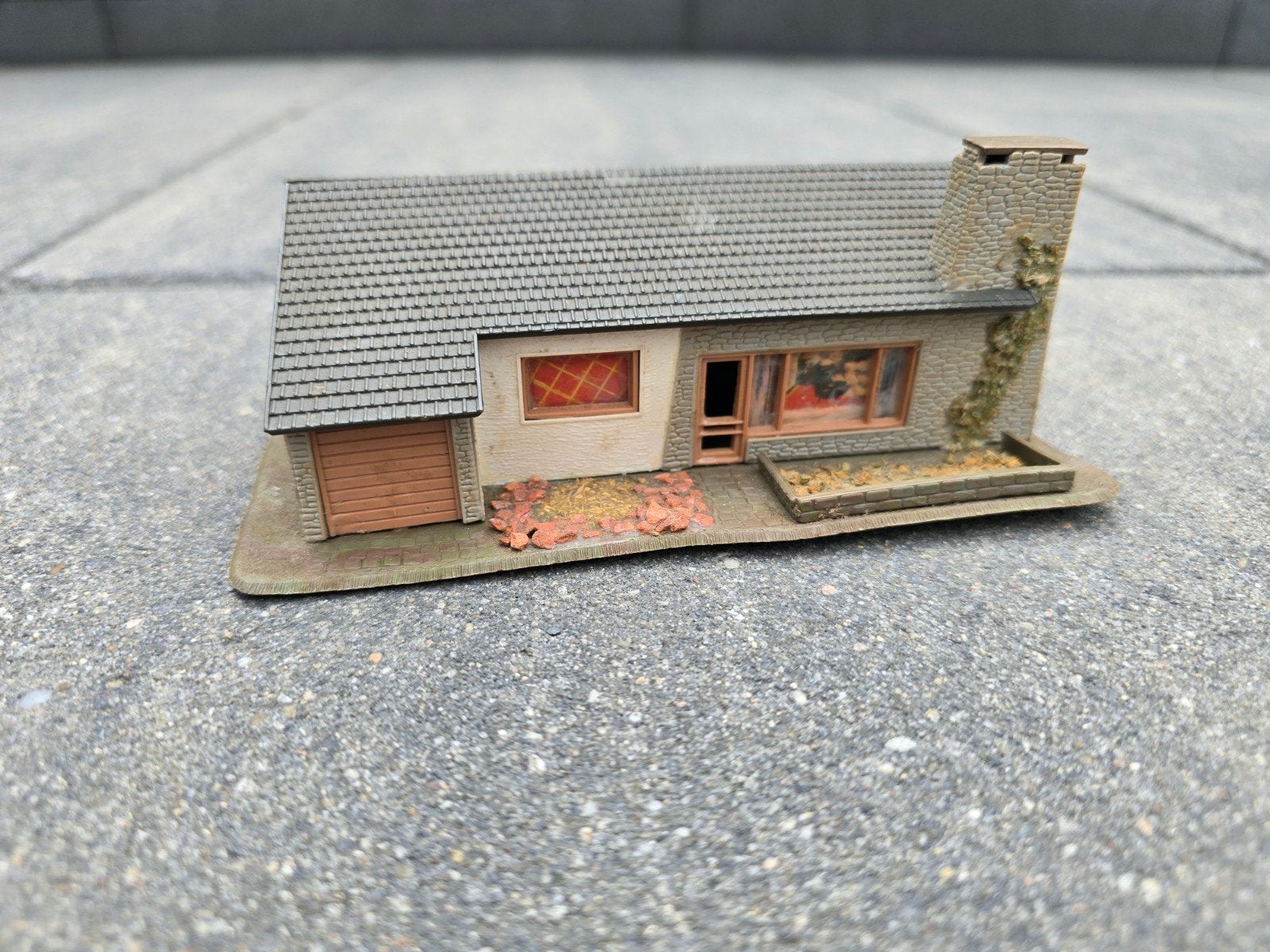 Modelhuisje met garage en tuin - H0 schaal, Hobby en Vrije tijd, Modelbouw | Overige, Ophalen of Verzenden, Gebruikt, 1:50 tot 1:144