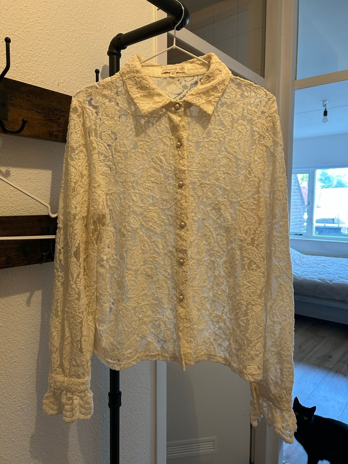 Crèmekleurige kanten blouse met parelknopen, Ophalen of Verzenden, Zo goed als nieuw, Maat 38/40 (M), Beige