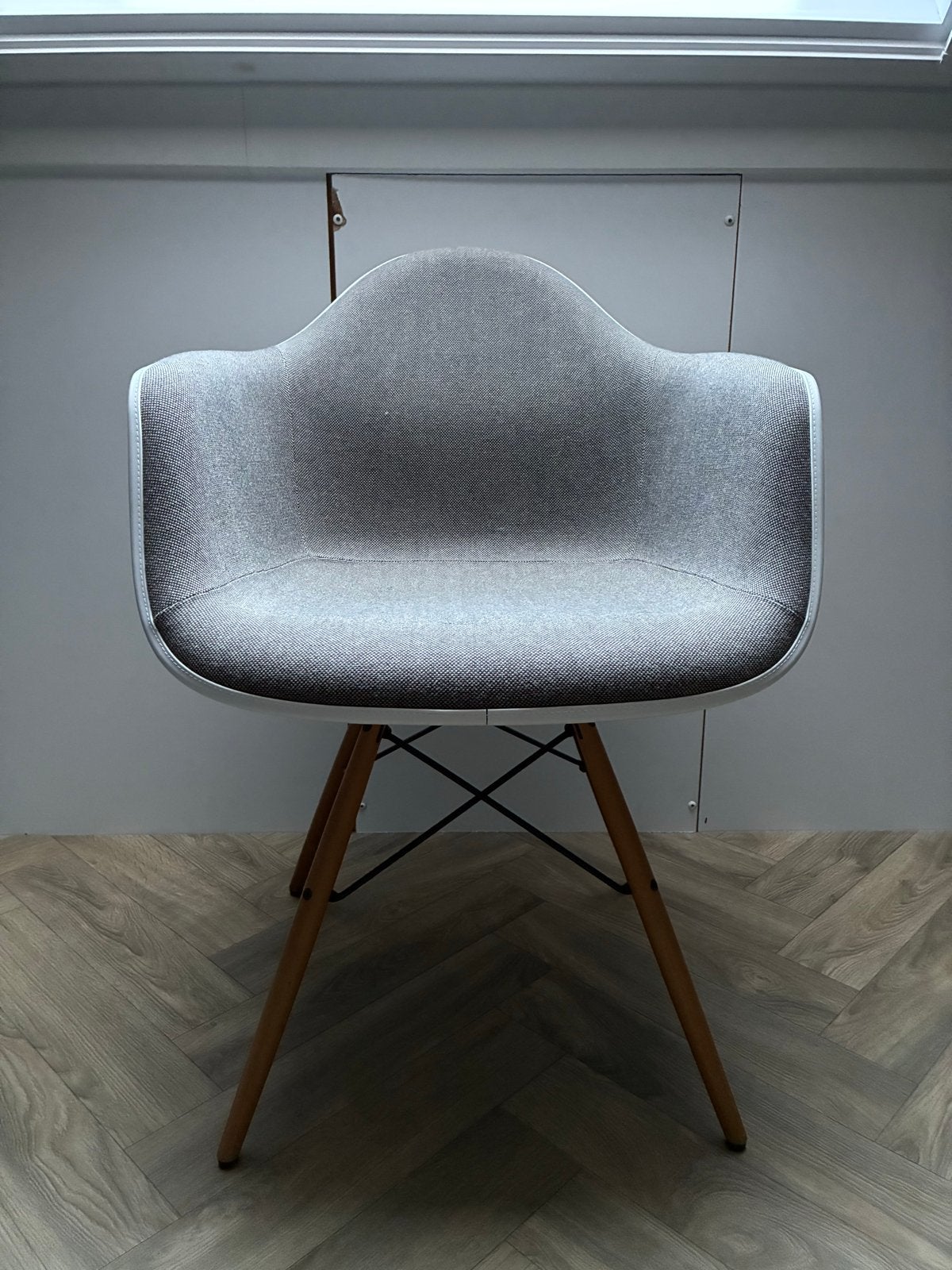 Vitra Eames Plastic Armchair DAW met houten onderstel, Huis en Inrichting, Ophalen, Design, Zo goed als nieuw, Hout