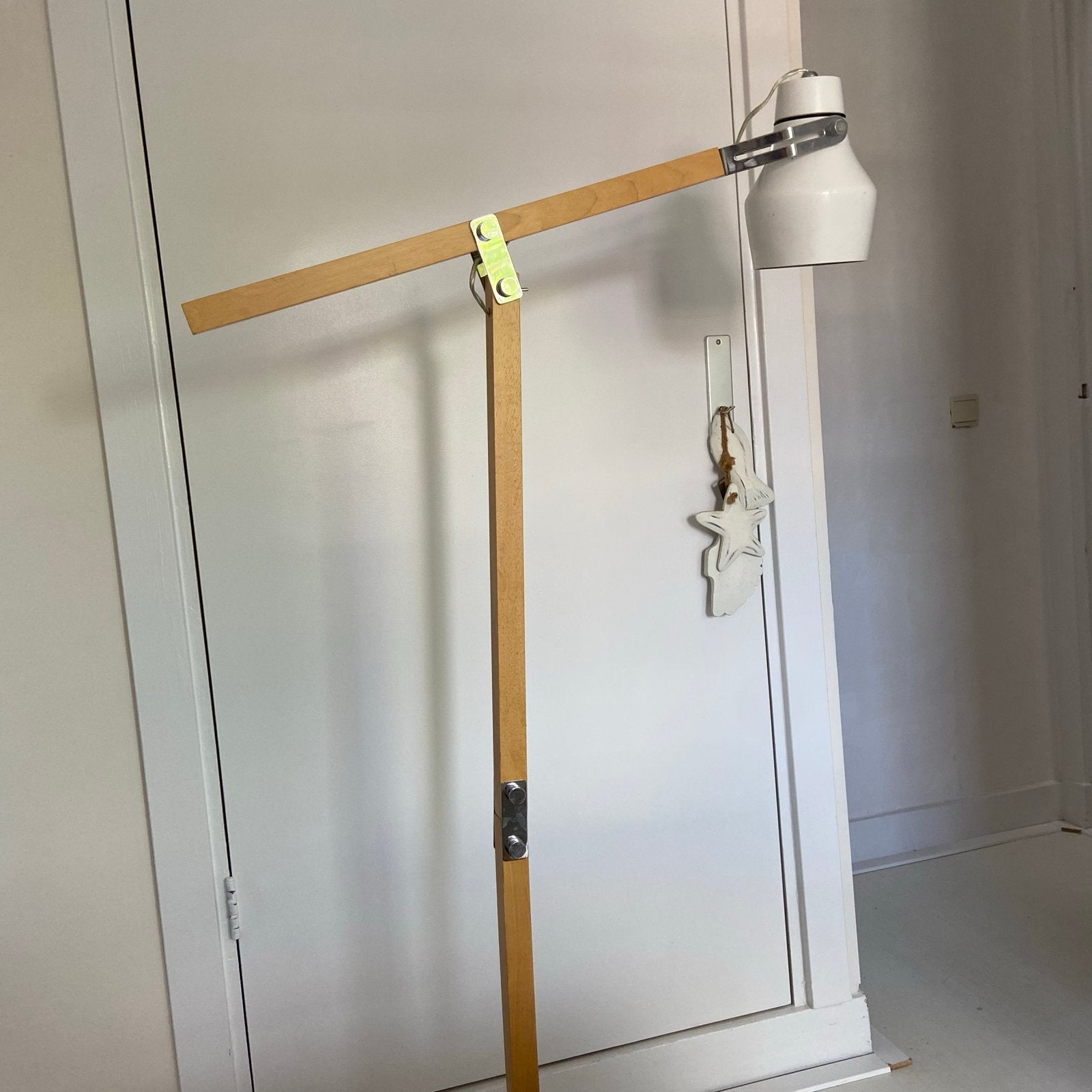Verstelbare houten vloerlamp met metalen accenten, Ophalen of Verzenden, Gebruikt, Hout, 100 tot 150 cm