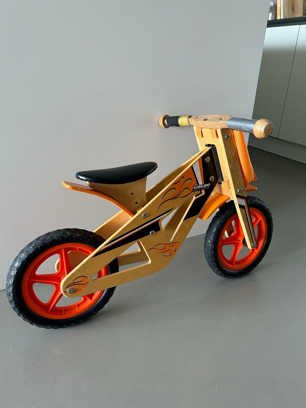 Houten loopfiets Tornado met oranje accenten, Ophalen, Gebruikt, Loopfiets