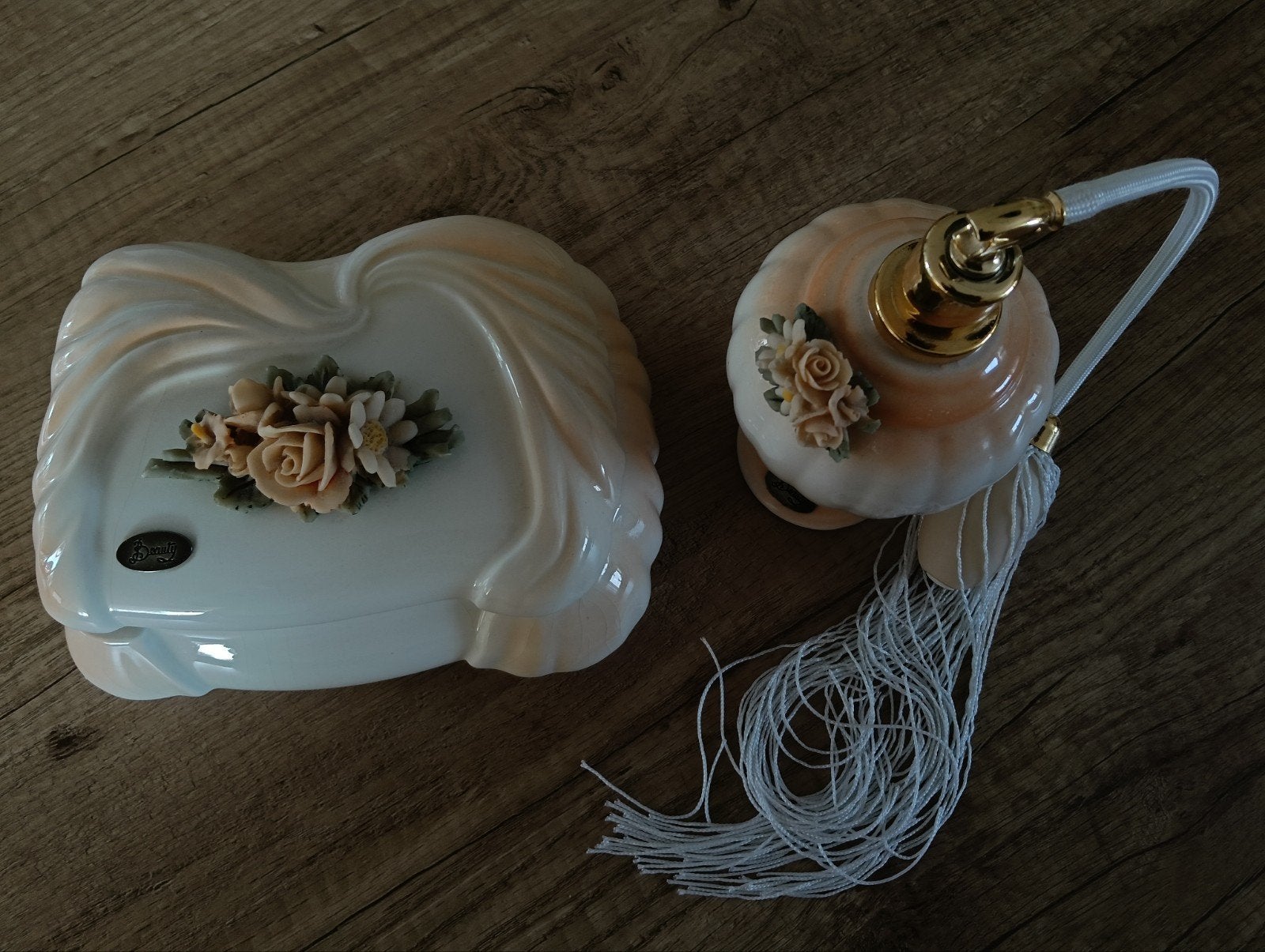 Italiaans porseleinen snuisterijen set met parfumverstuiver, Gebruikt, Meerkleurig, Ophalen of Verzenden, Klassiek