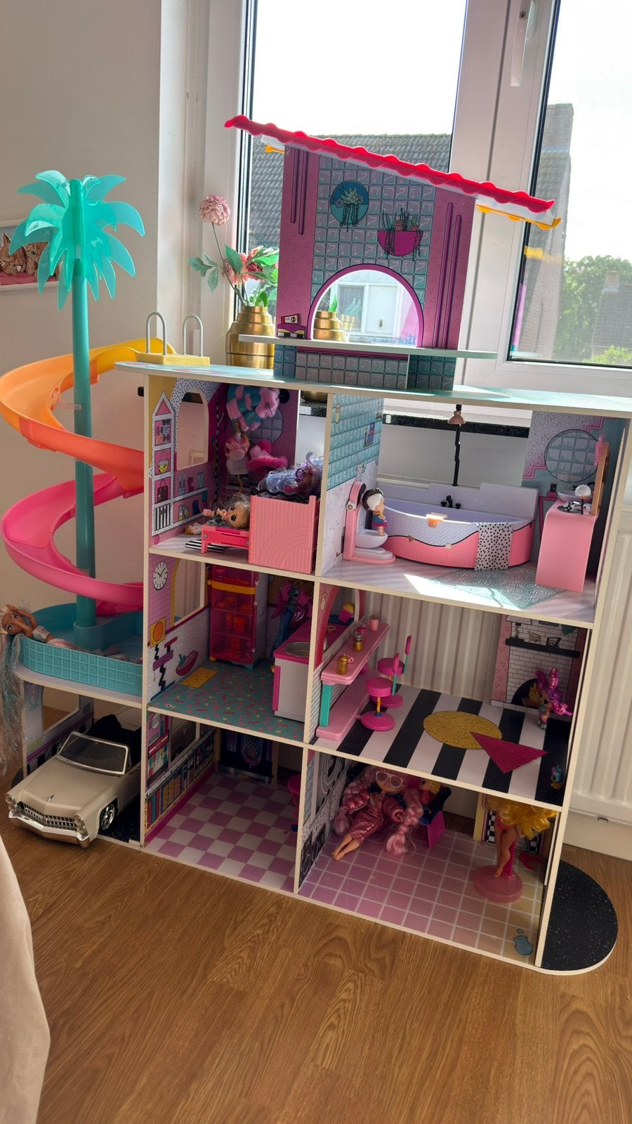 L.o.l groot clubhuis poppenhuis met poppen en bratz auto, Ophalen, Zo goed als nieuw, Poppenhuis