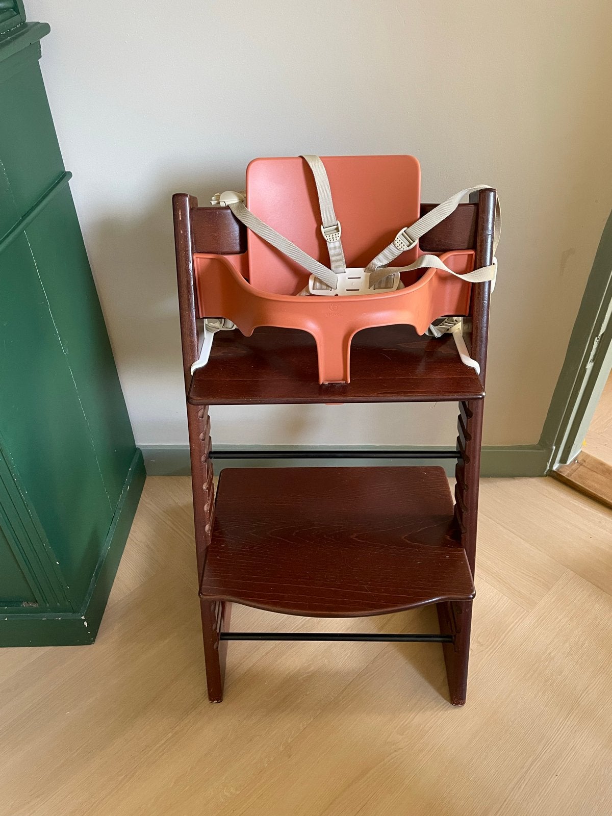 Stokke Tripp Trapp meegroeistoel met baby set en tuigje, Kinderen en Baby's, Kinderstoelen, Ophalen, Gebruikt, Meegroeistoel, Gordel(s)