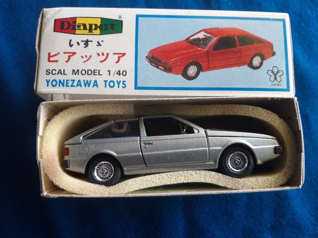 Isuzu Piazza zilvergrijs Diapet 1:43, Hobby en Vrije tijd, Ophalen of Verzenden, Zo goed als nieuw, Auto, Overige merken