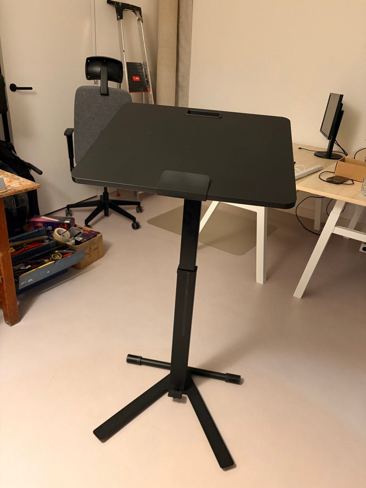 Verstelbare Ikea laptoptafel met wieltjes, zwart, Ophalen, 55 tot 75 cm, Zo goed als nieuw, 60 cm of meer
