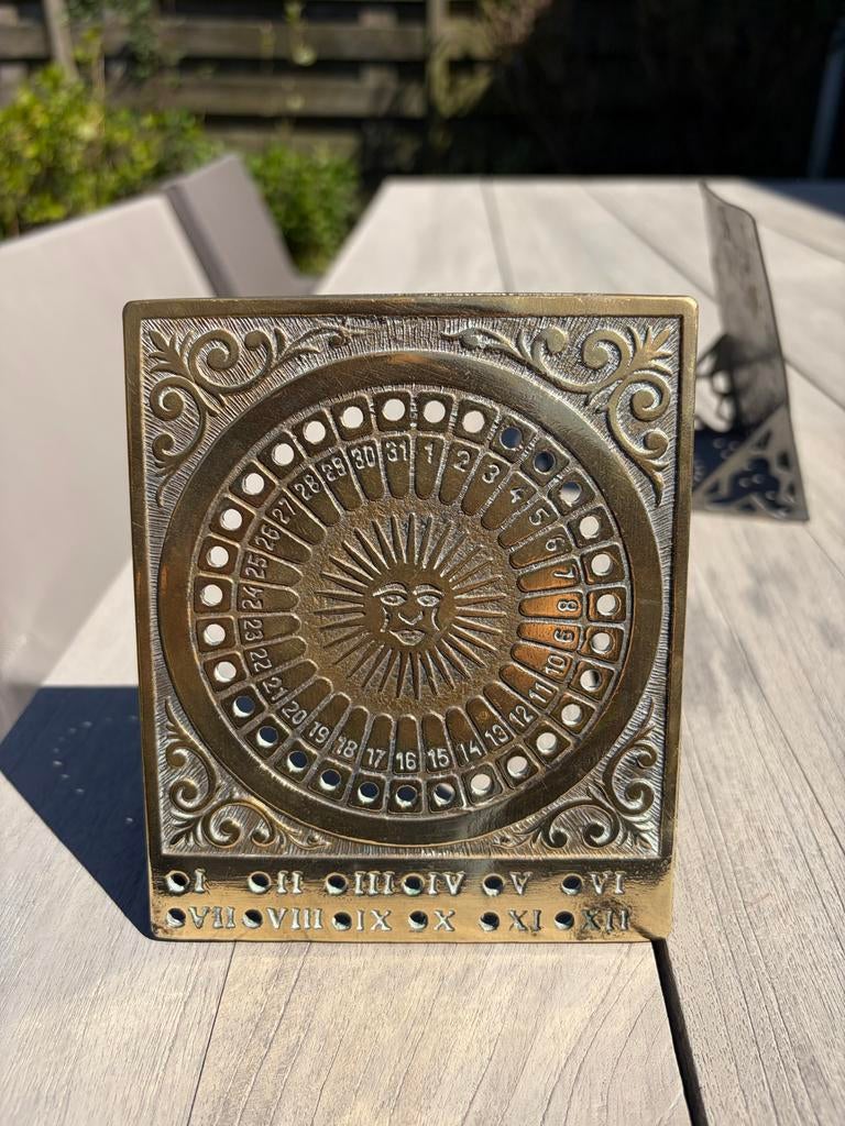 Eeuwigdurende kalender messing zon, Ophalen of Verzenden