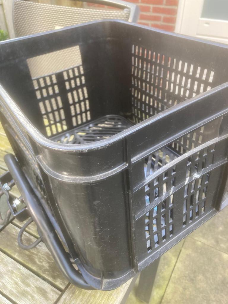Drager incl zwarte krat, Fietsen en Brommers, Fietsaccessoires | Fietsmanden, Ophalen of Verzenden, Gebruikt, Fietskrat