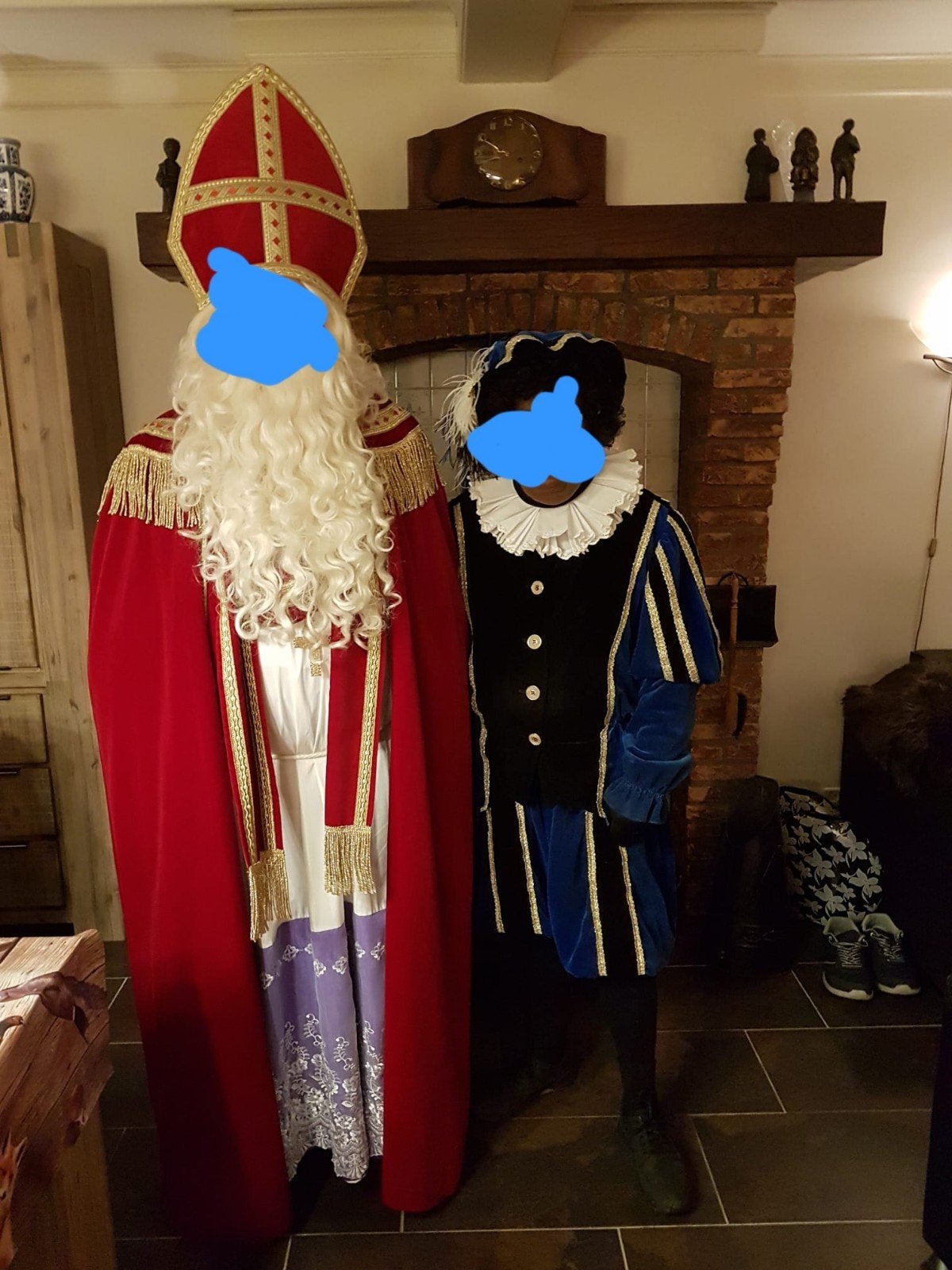 Sinterklaas & Pieten pak, Ophalen