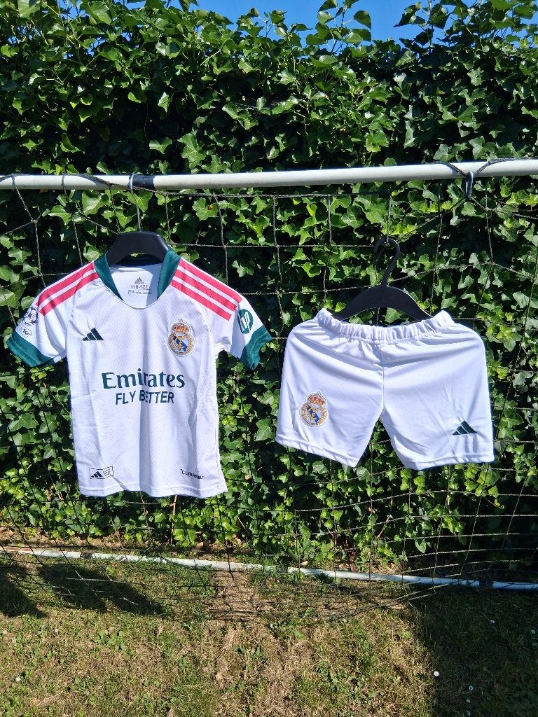 Real madrid voetbaltenue/M bappe/116-122/Nieuw, Maat XS of kleiner, Ophalen of Verzenden, Nieuw, Set