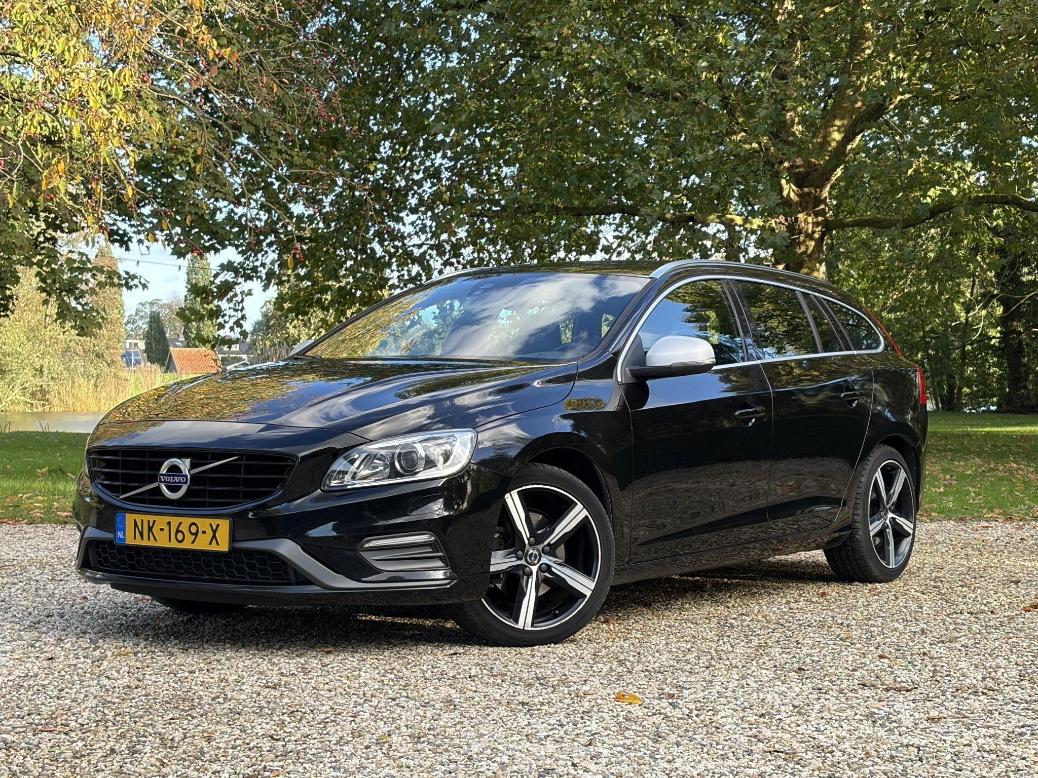 Volvo V60 T3 Nordic+ R-Design, Trekhaak* Dealer O.H.*, Auto's, 4 cilinders, Xenon verlichting, Zwart, Origineel Nederlands