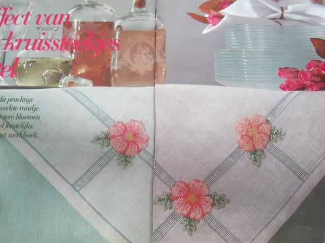 Borduurpatroon  Bloemen en rand op kleed  nr 5517 do, Verzenden, Zo goed als nieuw, Handborduren, Patroon