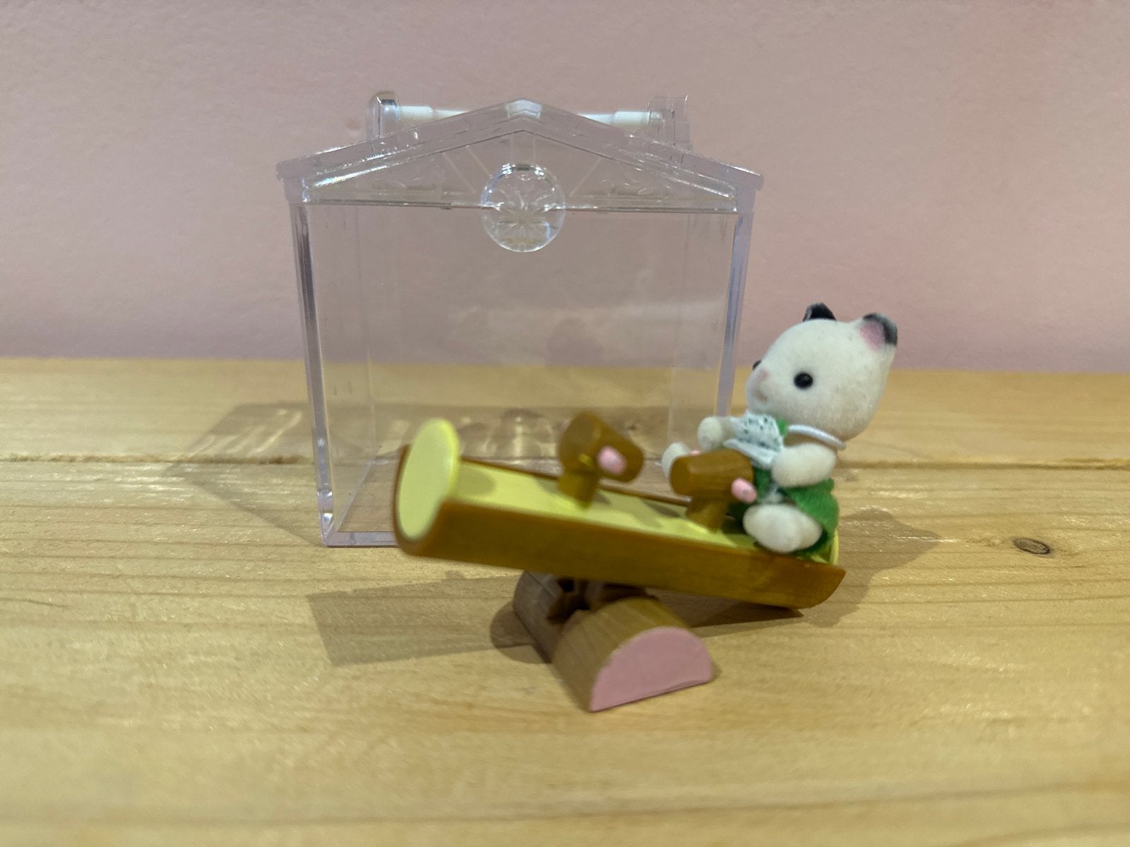 Sylvanian Families baby figuur op wip met doosje, Ophalen of Verzenden, Zo goed als nieuw, Jongen of Meisje