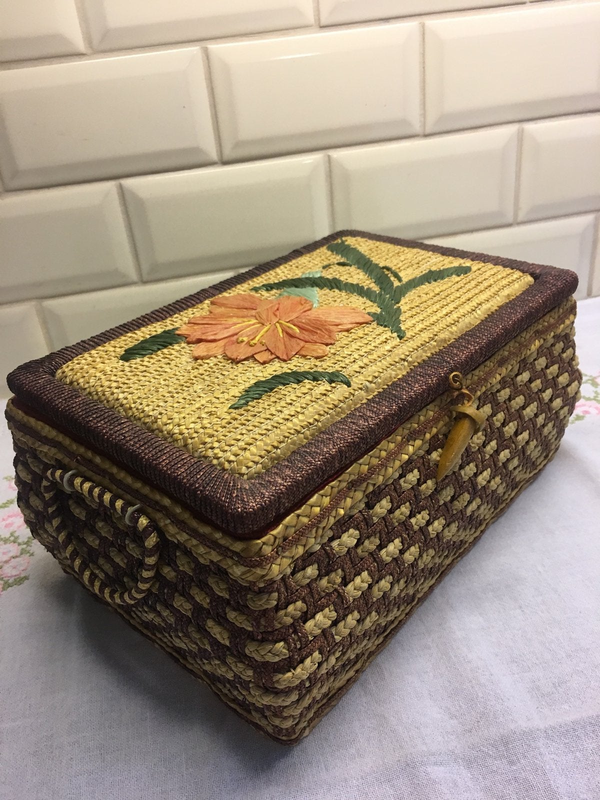 Antieke Kist.Handmade.Bekleed met Gevlochten Stro en Raffia., Antiek en Kunst, Ophalen of Verzenden