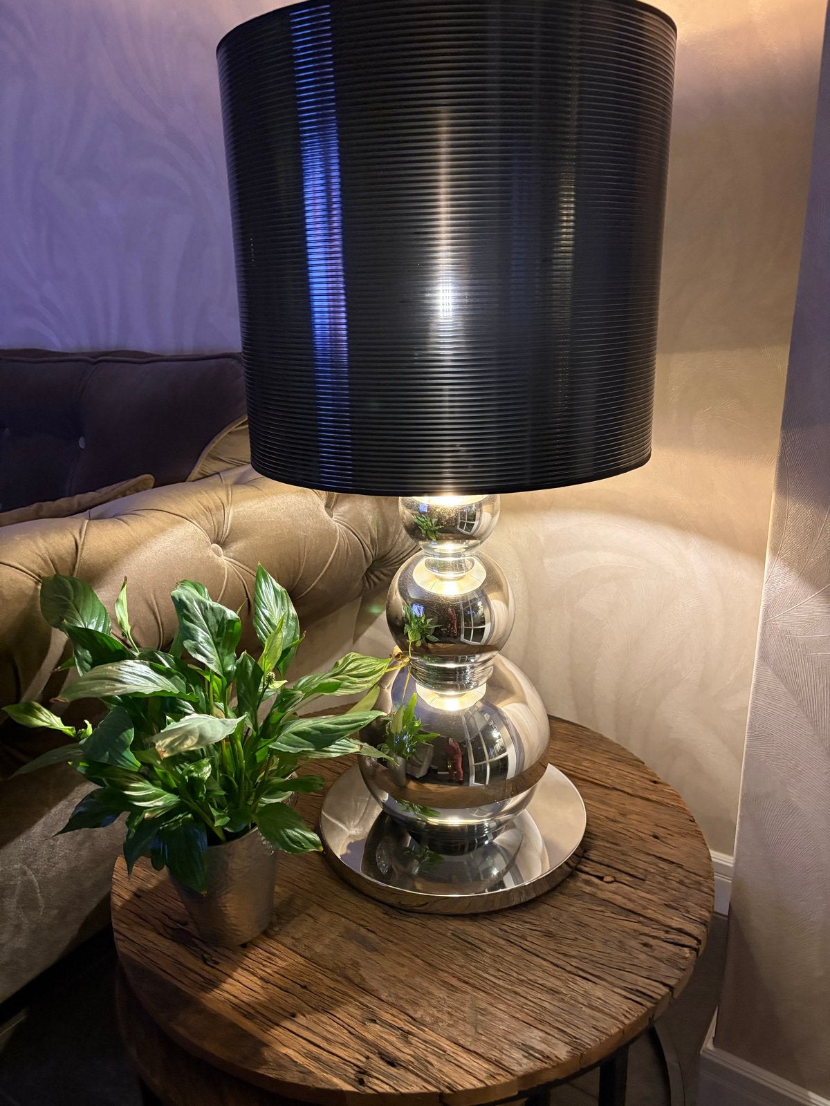 Moderne tafellamp met zilveren voet en zwarte kap, Ophalen, E27 (groot), Zwart, Metaal