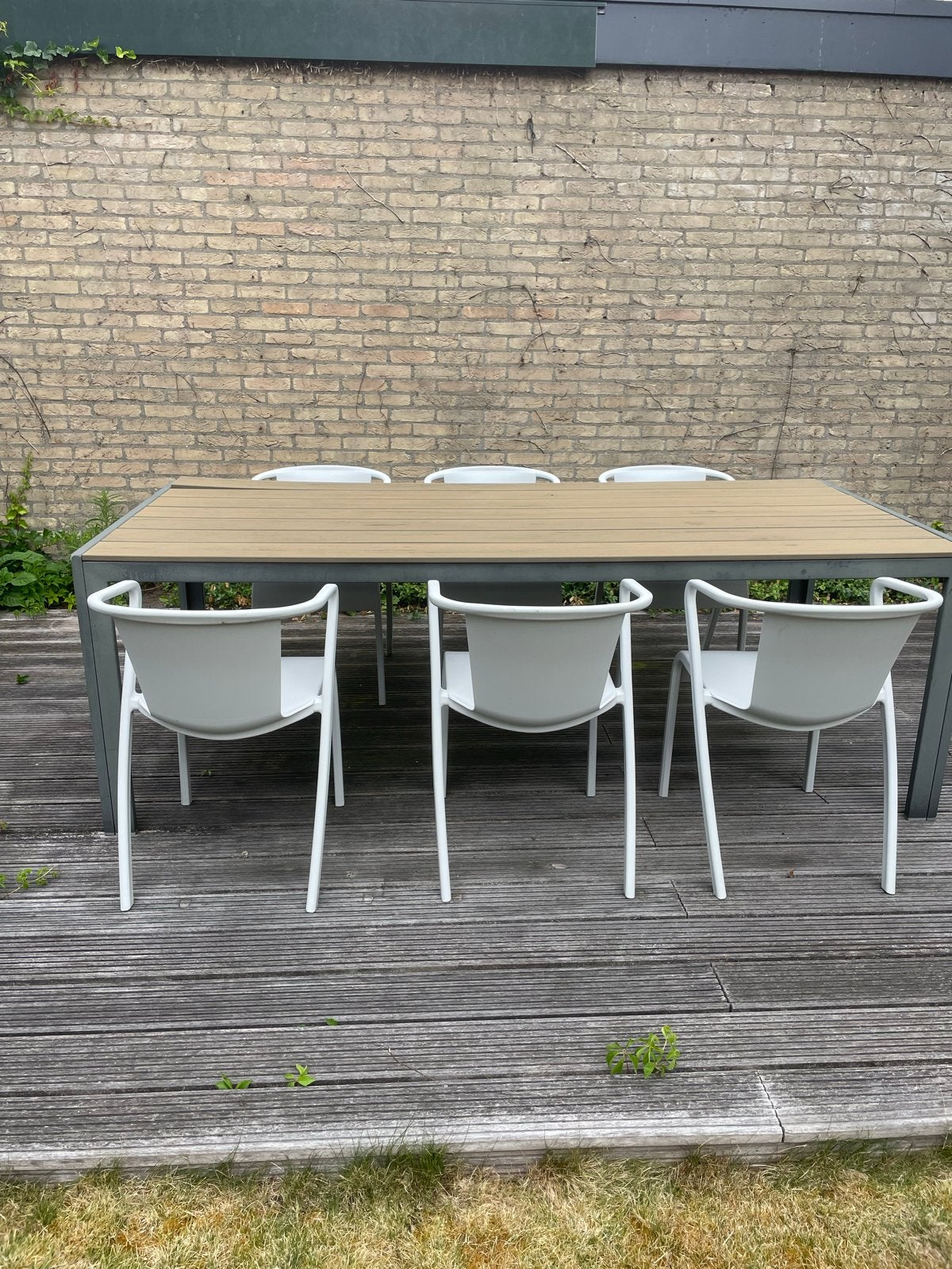 Tuintafel met houtlook blad en 6 witte kunststof stoelen, Tuin en Terras, Tuinsets en Loungesets, Ophalen, Gebruikt, Eettafel