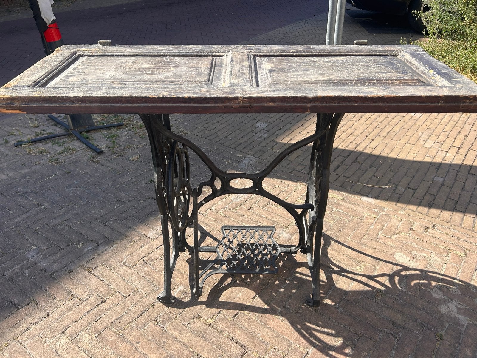 Unieke bijzettafel: Naaimachine onderstel met oude deurblad, Overige materialen, Gebruikt, ., Ophalen of Verzenden
