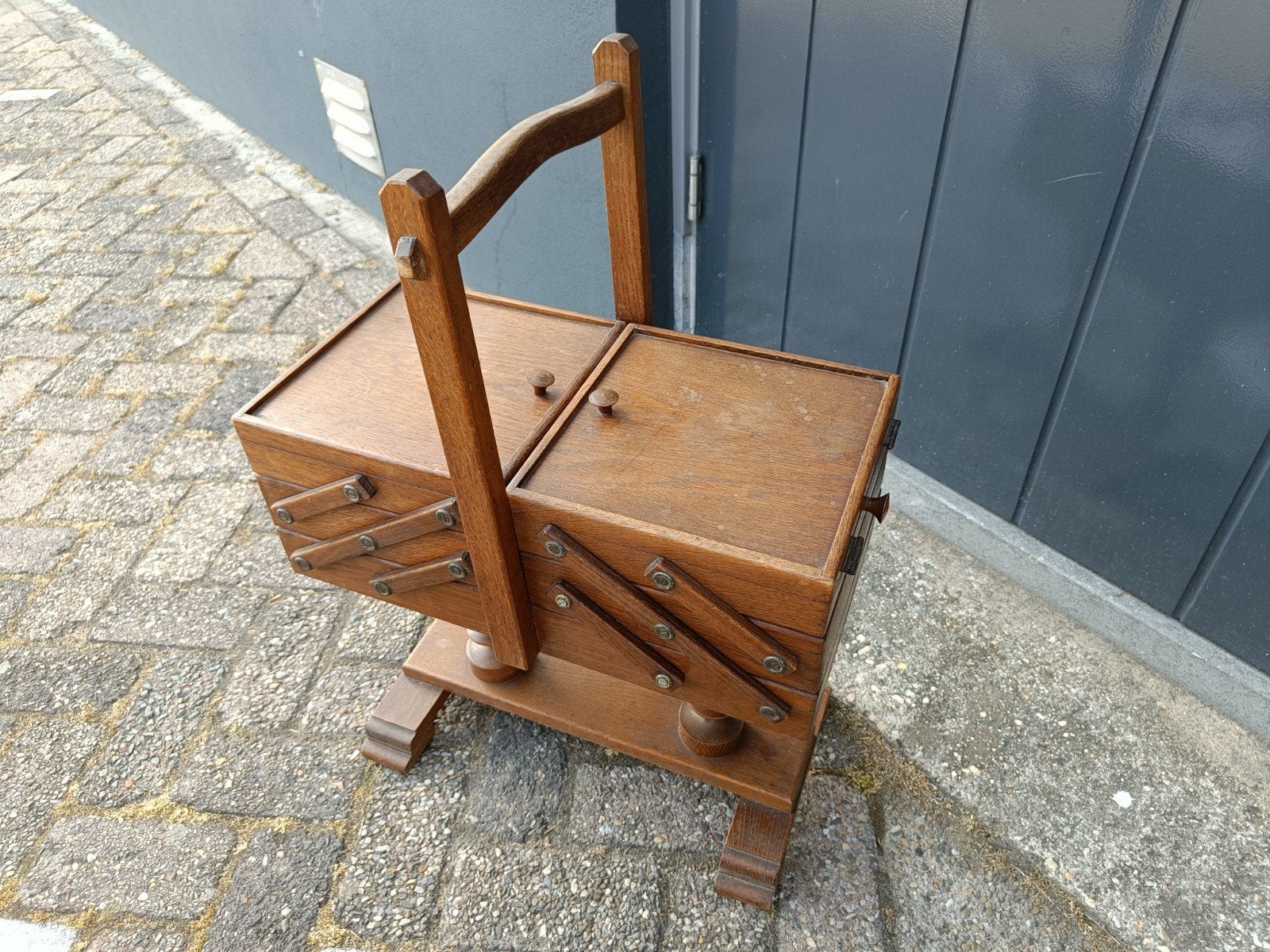 Antieke houten naaidoos op standaard, Ophalen