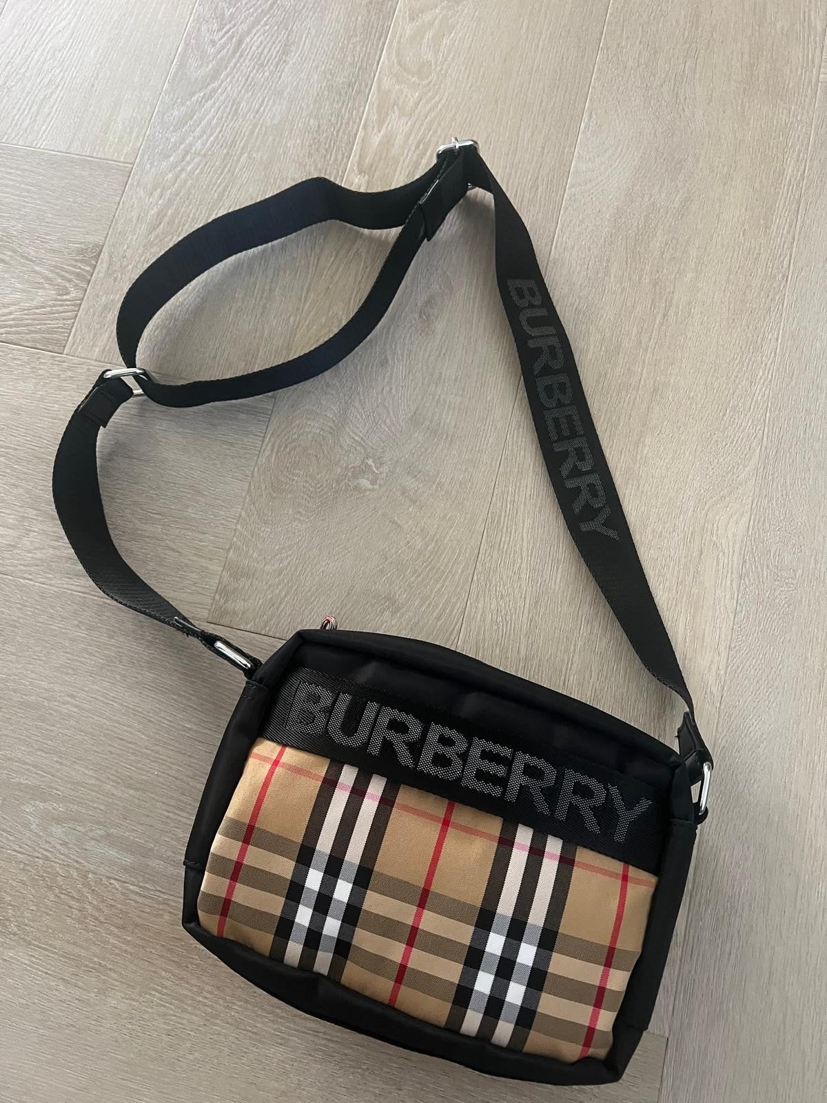 Burberry schoudertas - Nieuw en ongedragen, Ophalen of Verzenden, Nieuw, Zwart, Schoudertasje