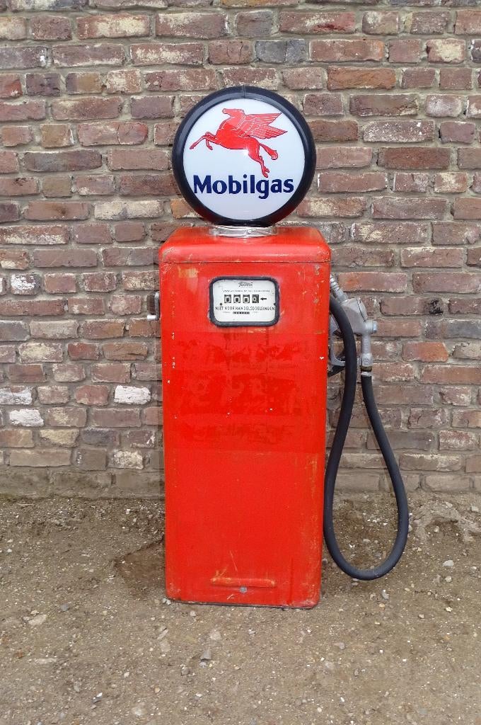oude tokheim benzinepomp met mobilgas bol, Ophalen