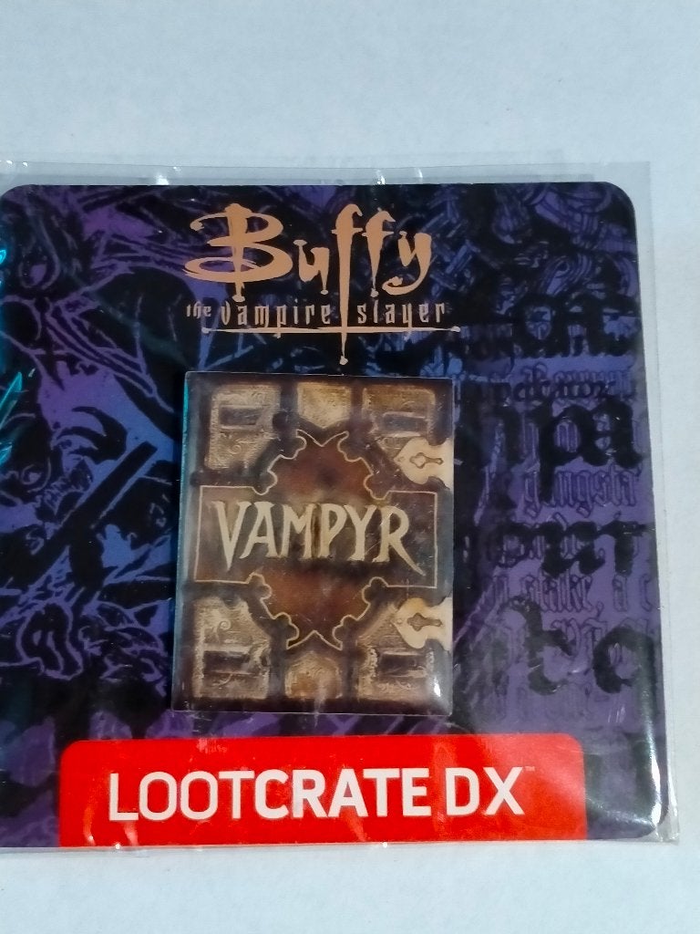Lootcrate DX Buffy the Vampire Slayer Vampyr logo pin, Verzamelen, Verzenden, Zo goed als nieuw