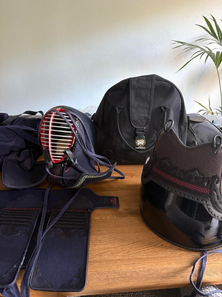 Complete Kendo uitrusting, Sport en Fitness, Vechtsporten en Zelfverdediging, Kendo, Vechtsportbescherming, Zo goed als nieuw