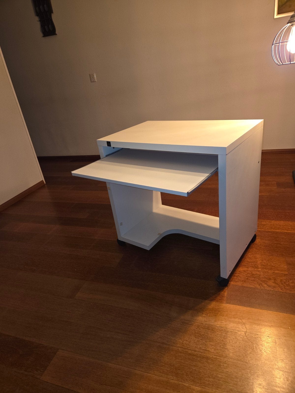 Compact wit computerbureau met uitschuifbaar toetsenbordblad, Huis en Inrichting, Ophalen, Spaanplaat of MDF, Zo goed als nieuw