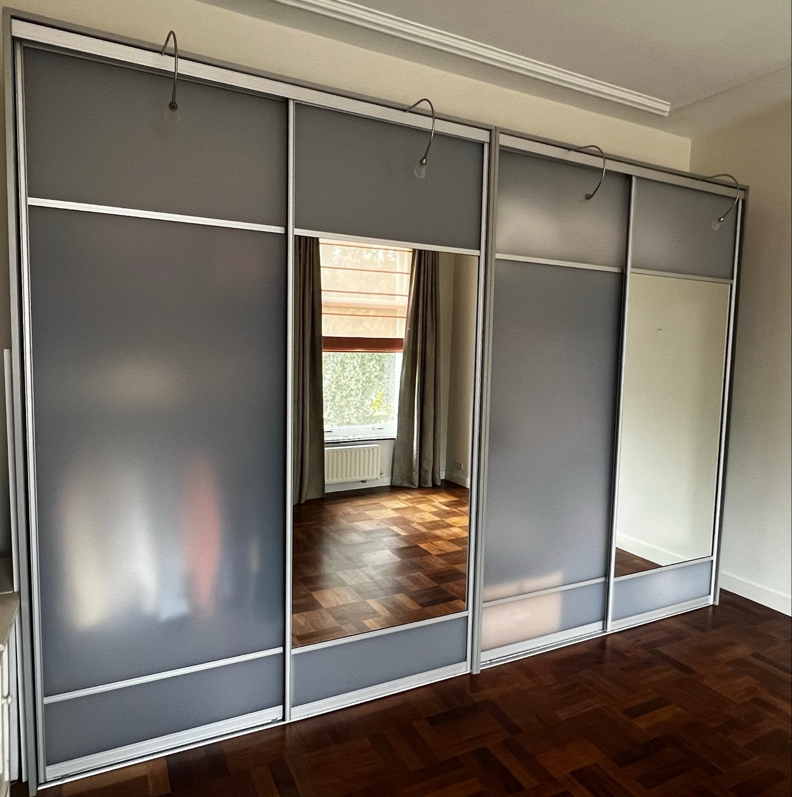 Grote kledingkast met schuifdeuren en spiegel, Huis en Inrichting, Ophalen, Met deur(en), Gebruikt, 200 cm of meer
