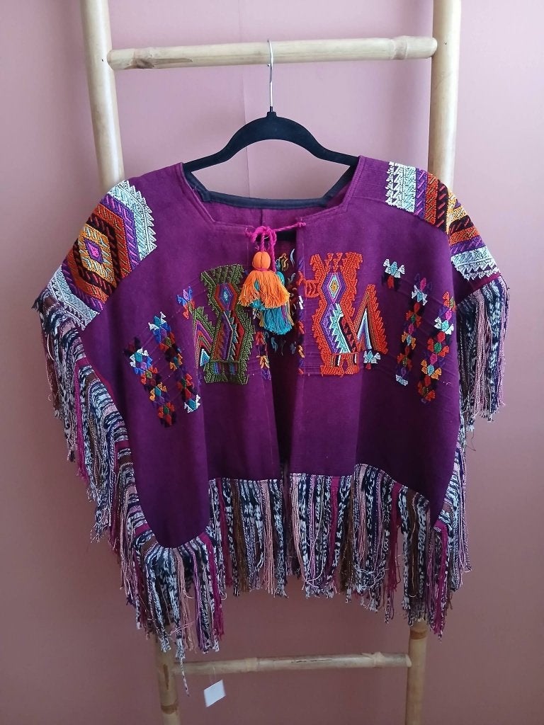Authentieke handgeweven & -geborduurde huipil uit Guatemala, Antiek en Kunst, Wanddecoratie, Textiel, Ophalen of Verzenden, Paars