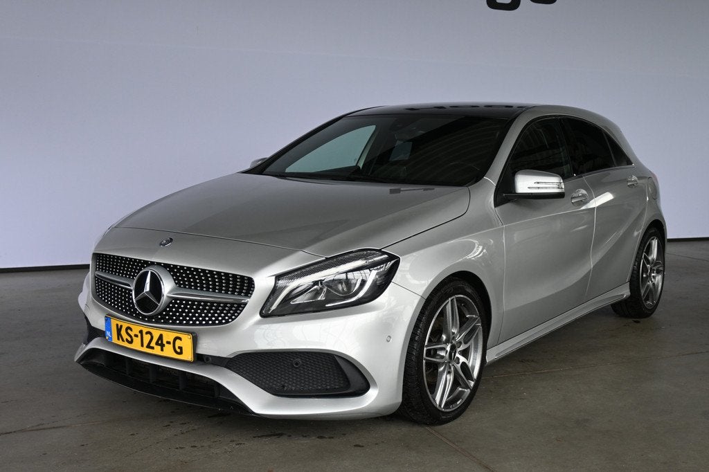 Mercedes-Benz A-Klasse 160 Ambition AMG Automaat Navigatie L, Auto's, Gebruikt, 4 cilinders, Met garantie (alle), Leder en Stof