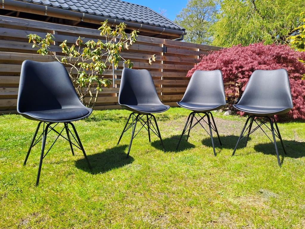 4 zwarte stoelen voor tuin of onder overkapping, Ophalen, Gebruikt
