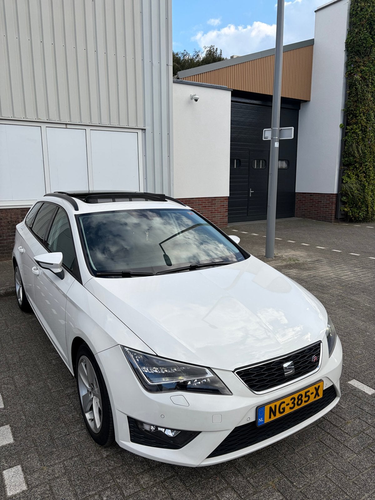 SEAT Leon ST 1.8 TSI FR 180PK | Panorama | LED | CarPlay, Auto's, Voorwielaandrijving, 4 cilinders, Wit, Stationwagon
