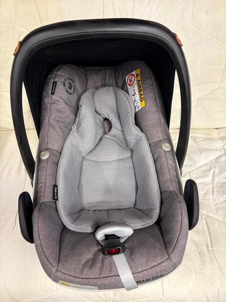 Maxi-Cosi Pebble Plus Nomad Grey + FamilyFix 1 base, Gebruikt, Isofix, 0 t/m 13 kg, Maxi-Cosi