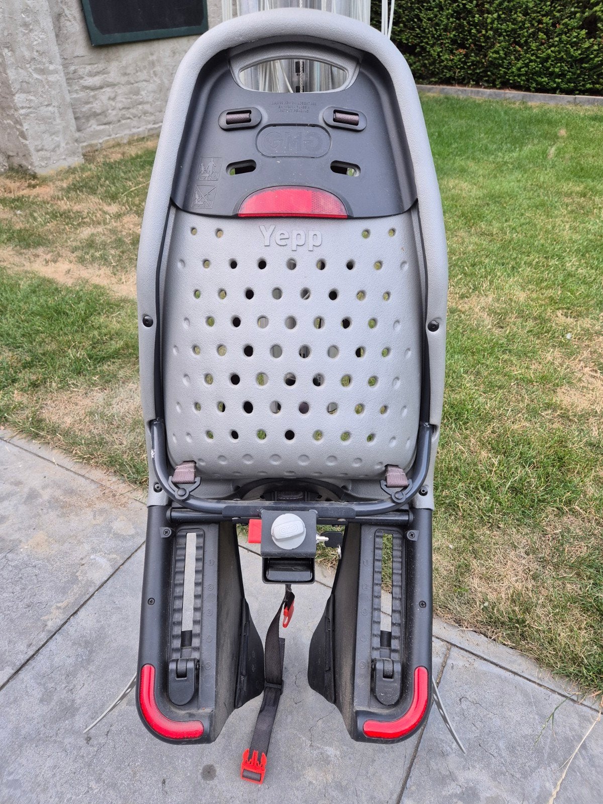 Yepp Achterzitje Fiets - Grijs, Fietsen en Brommers, Fietsaccessoires | Fietsstoeltjes, Gebruikt, Achterzitje, 0 t/m 18 kg, Voetsteuntjes