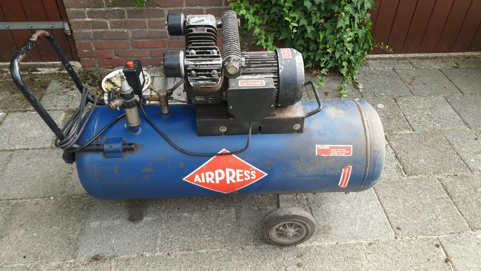 Opknapper Compressor AIRPRESS LM-100-220 - 100liter 220v, Doe-het-zelf en Verbouw, Compressors, Ophalen, Gebruikt, 200 tot 400 liter/min