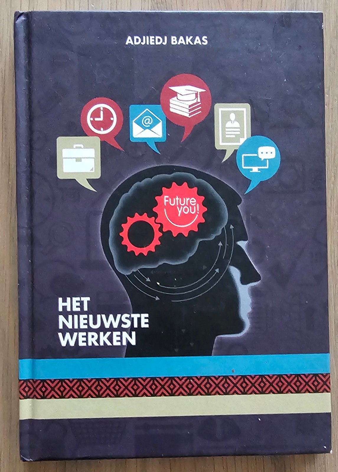Het Nieuwste Werken - Adjedj Bakas (Boek), Boeken, Ophalen of Verzenden, Zo goed als nieuw, Adjedj Bakas