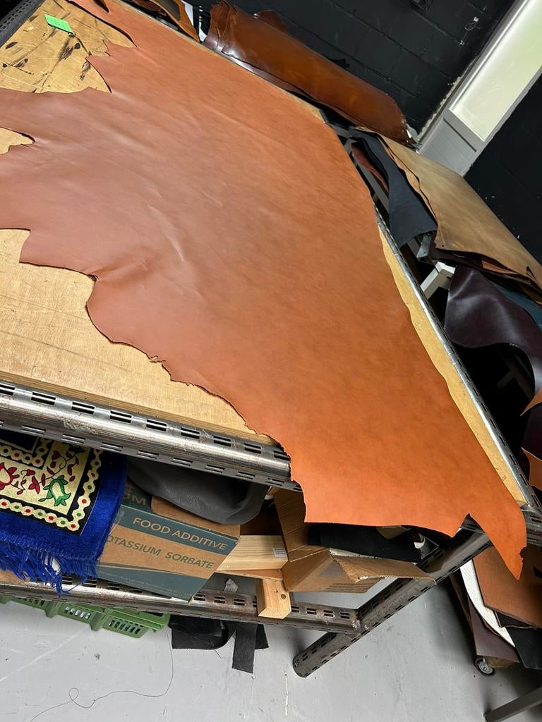 Cognac kleur halve huid 1.3 mm dikte iets stug en glad A-297, Hobby en Vrije tijd, Stoffen en Lappen, Bruin, Leer of Kunstleer