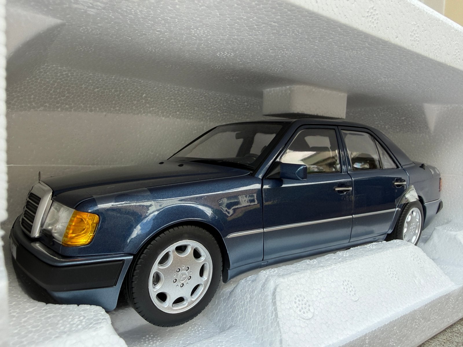 1:18 Mercedes W124 500 E blauw 1990 Norev 183947, Auto, Norev, 70-72 Av. de Bohlen, Vaulx-en-Velin, 69120, France, Norev