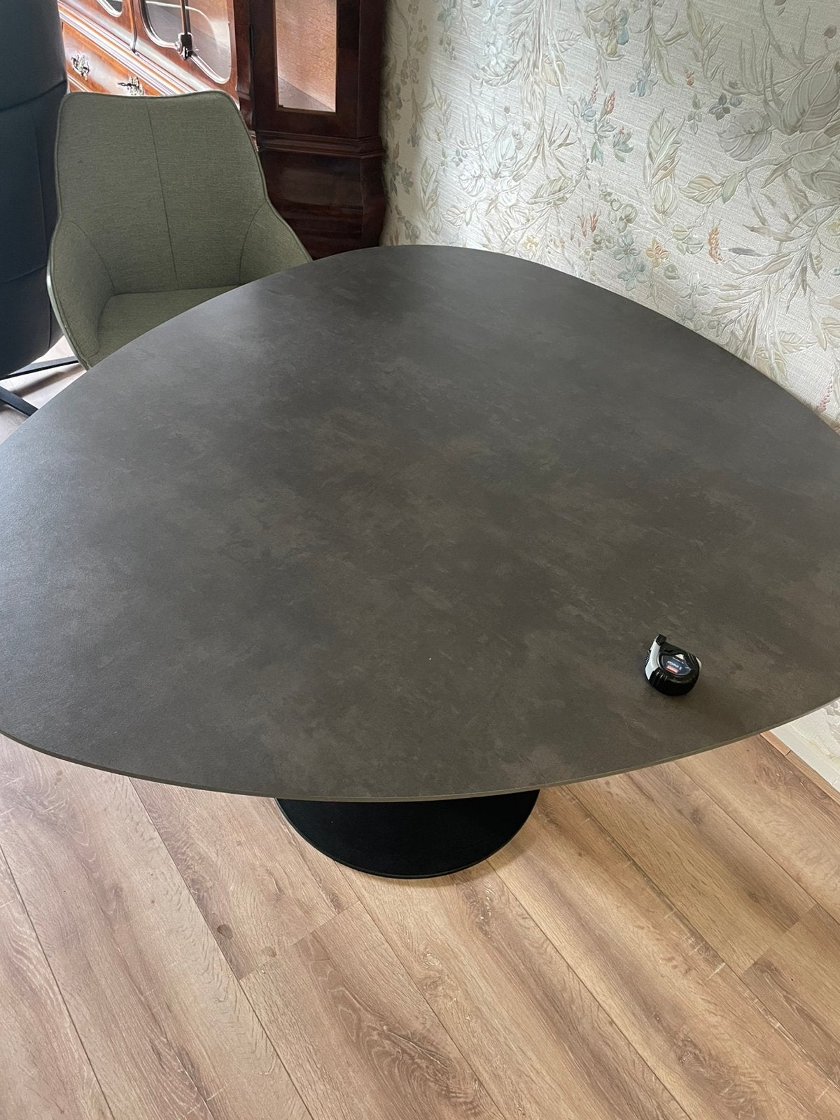 Bijna nieuwe eettafel. 1 hele kleine beschadiging. 145x130, Huis en Inrichting, Ophalen, Kunststof, 100 tot 150 cm, Zo goed als nieuw