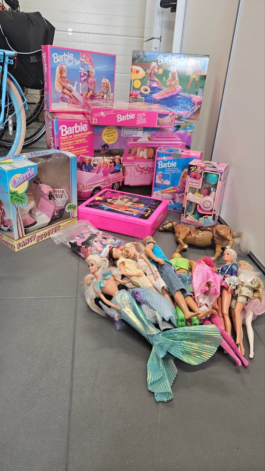 Grote Barbie set met camper, auto, paarden en veel poppen, Ophalen, Gebruikt, Barbie