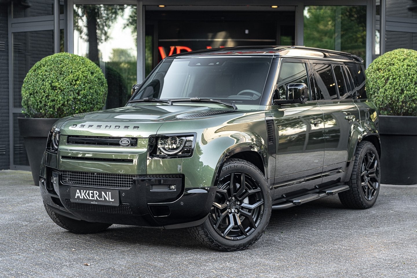 Land Rover Defender 110 P300e X-Dynamic SE | Facelift I Blac, Auto's, Land Rover, Automaat, Gebruikt, Zwart, 4 cilinders