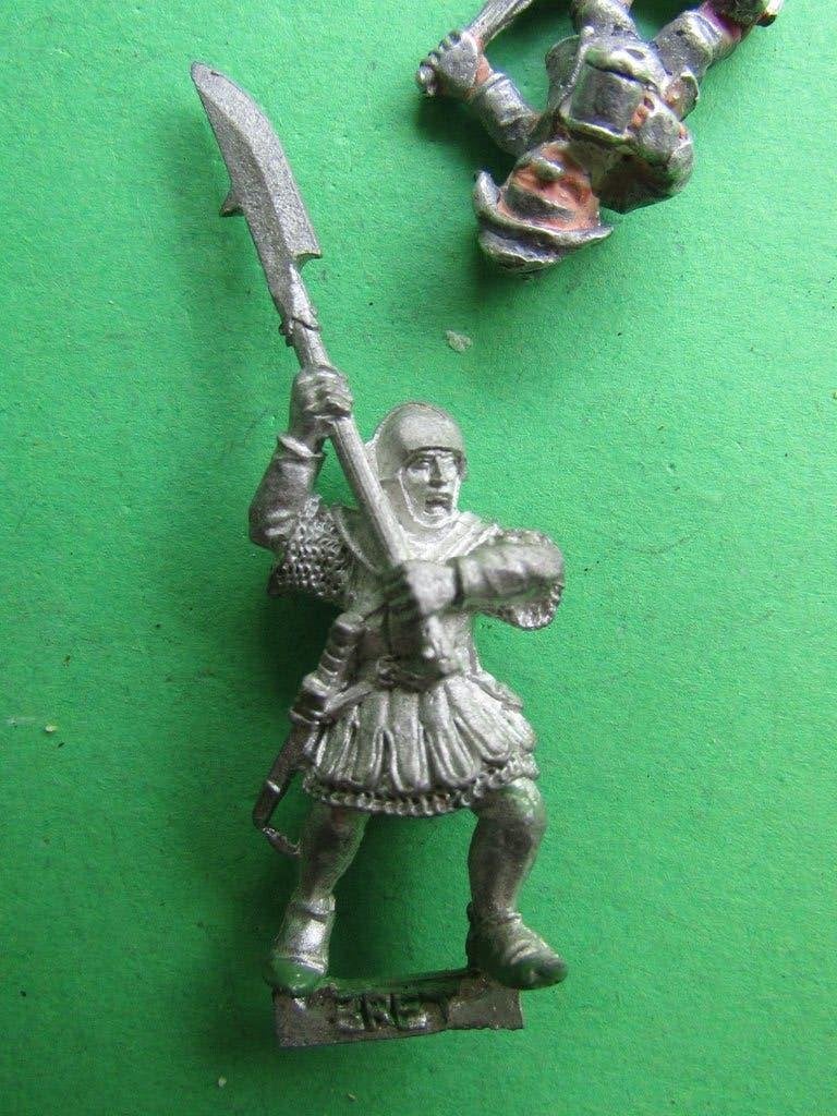 Bretonian Man at Arms / Halbardier, Hobby en Vrije tijd, Wargaming, Verzenden, Zo goed als nieuw, Warhammer, Figuurtje(s)