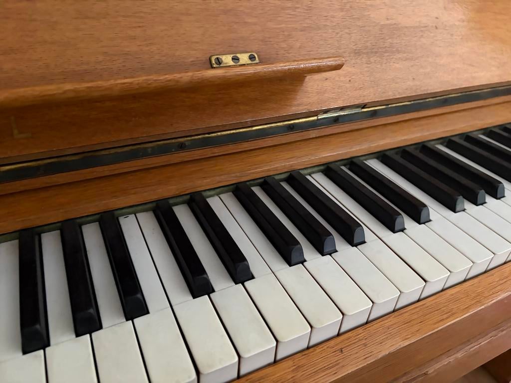Piano - Hoge C werkt niet, moet gestemd worden, Muziek en Instrumenten, Ophalen, Gebruikt, Bruin, Piano