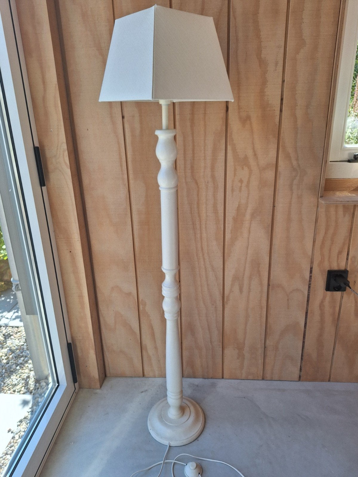 Grote schemerlamp met houten paal en witte kap, Ophalen, Gebruikt, E27 (groot), 150 tot 200 cm