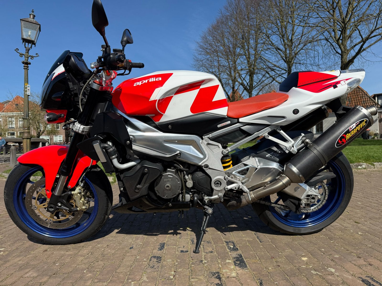 Aprilia Tuono 1000 R - Krachtige Naked Bike met Akrapovic, 2 cilinders, Sportuitlaat, Motorrijbewijs A, Gebruikt
