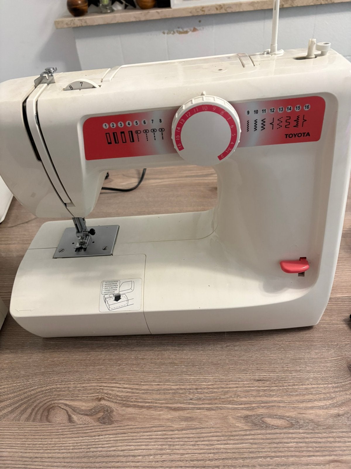 TOYOTA, Ophalen of Verzenden, Zo goed als nieuw, Naaimachine, Overige merken