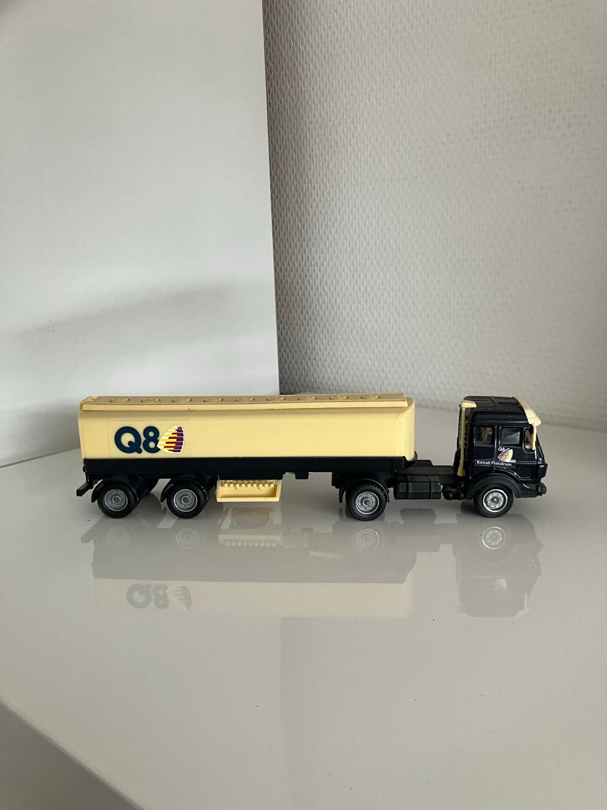 Q8 Tankwagen Model - 22 cm lang, Hobby en Vrije tijd, Modelbouw | Auto's en Voertuigen, Overige merken, Gebruikt, 1:50 of kleiner